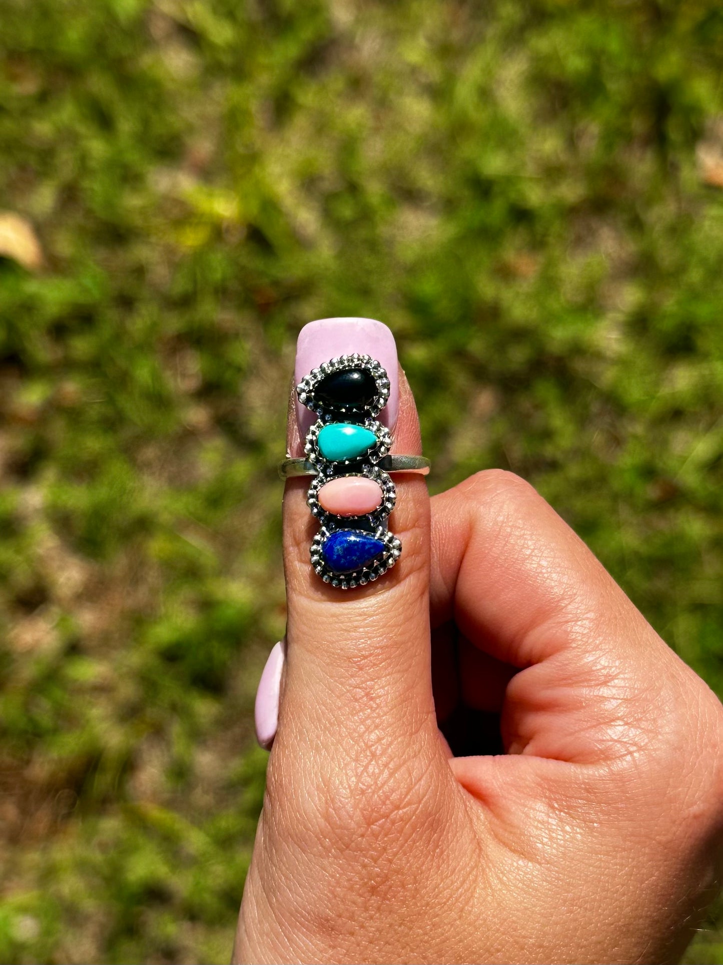 Adjustable multi stone ring
