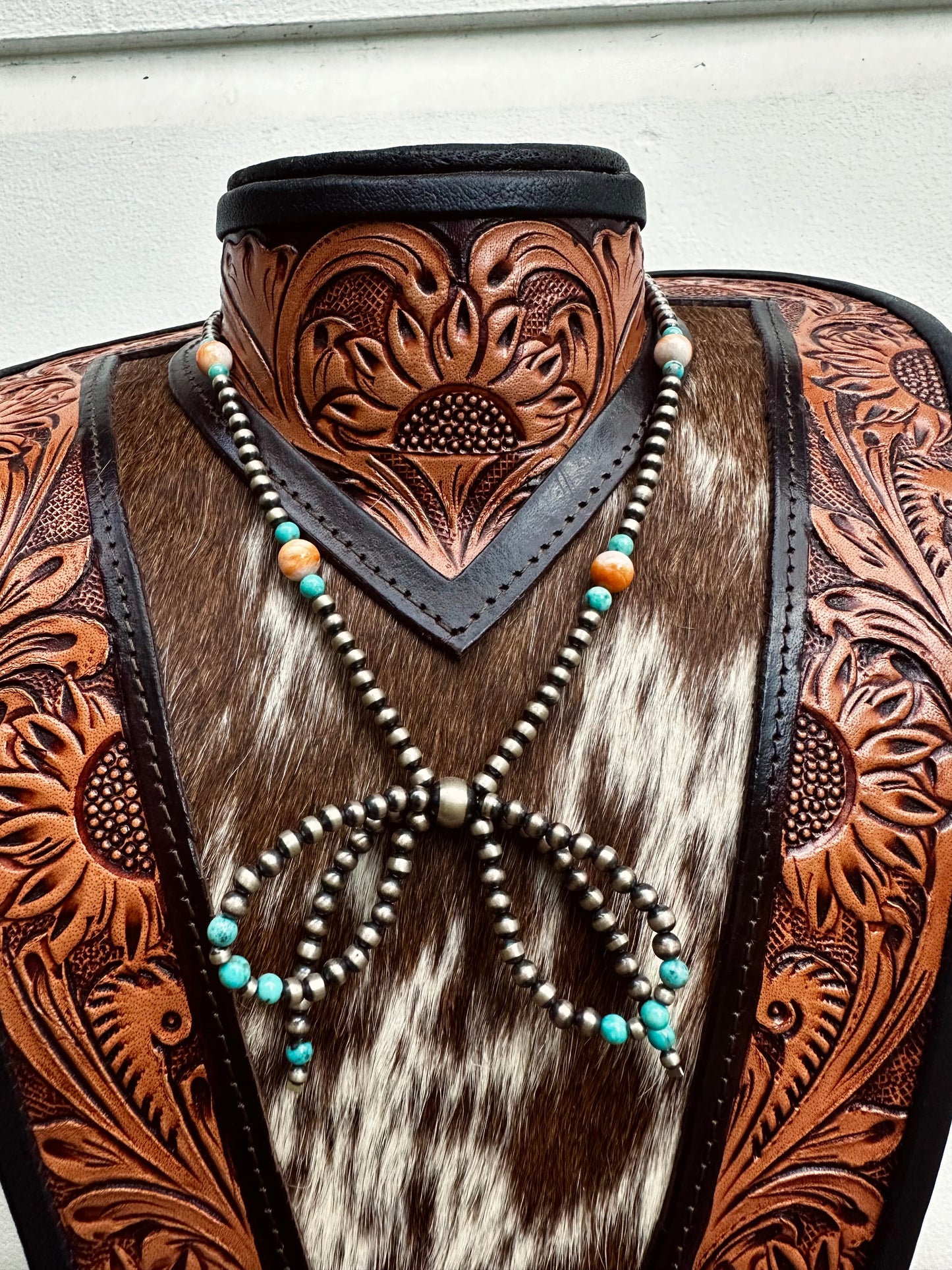 Mesa bow necklace