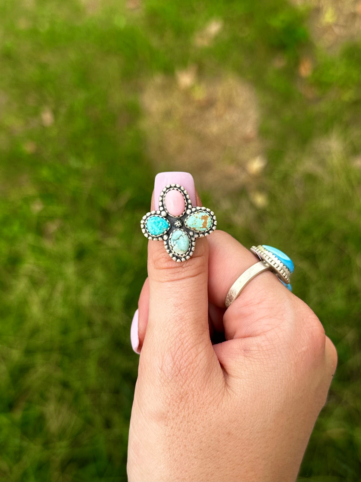 Adjustable multi stone ring