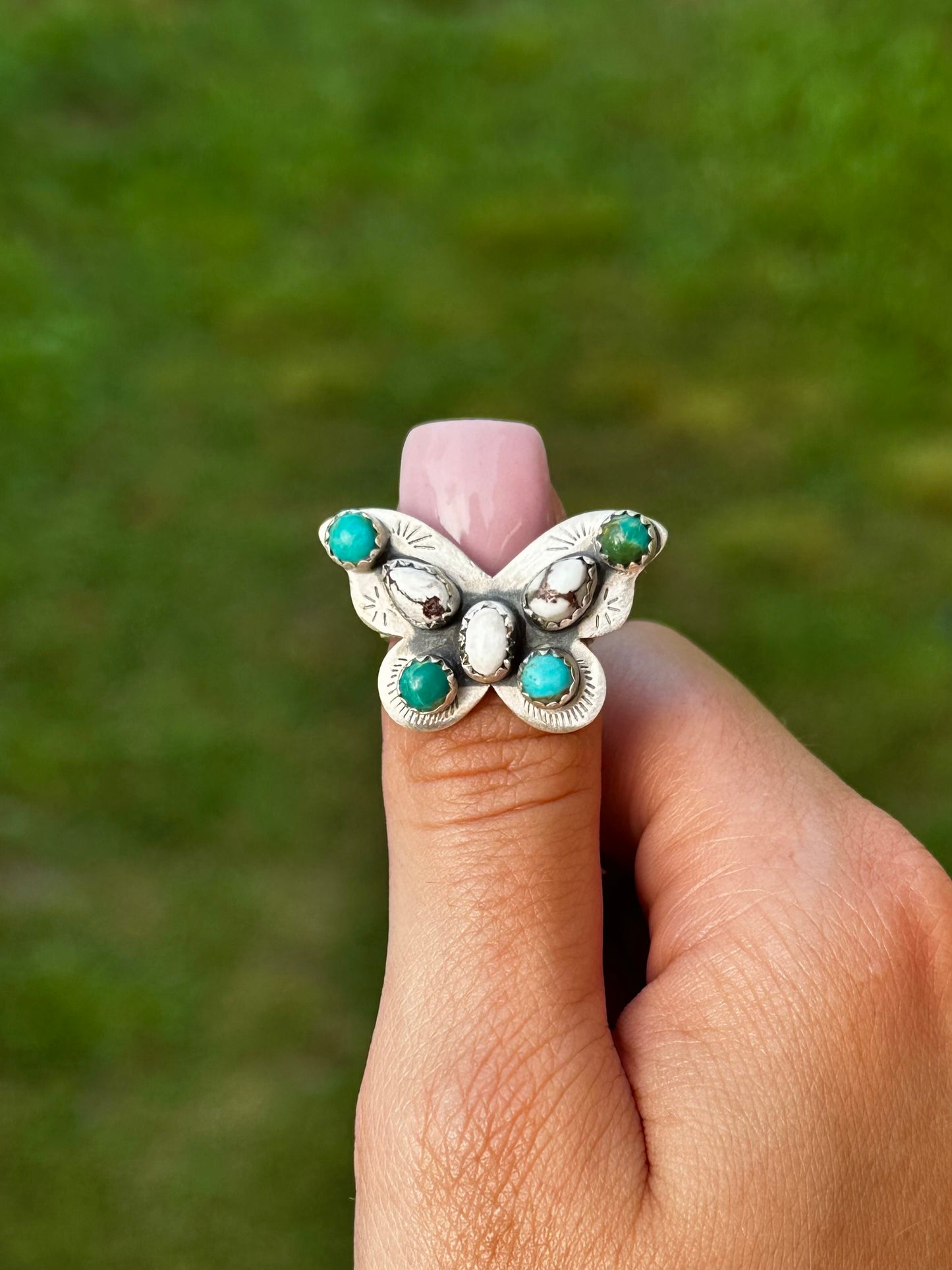 Adjustable multistone butterfly ring
