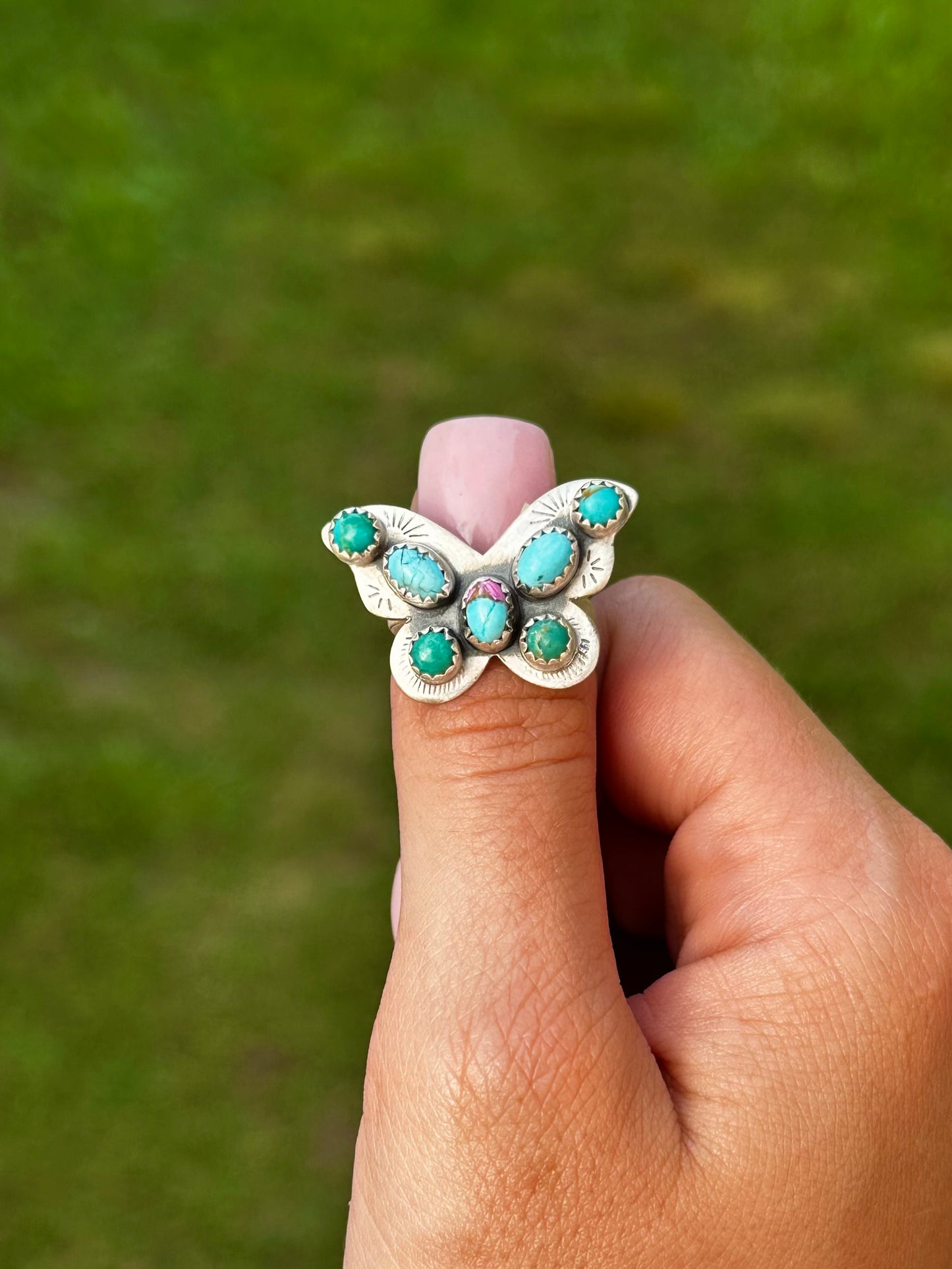 Adjustable multistone butterfly ring