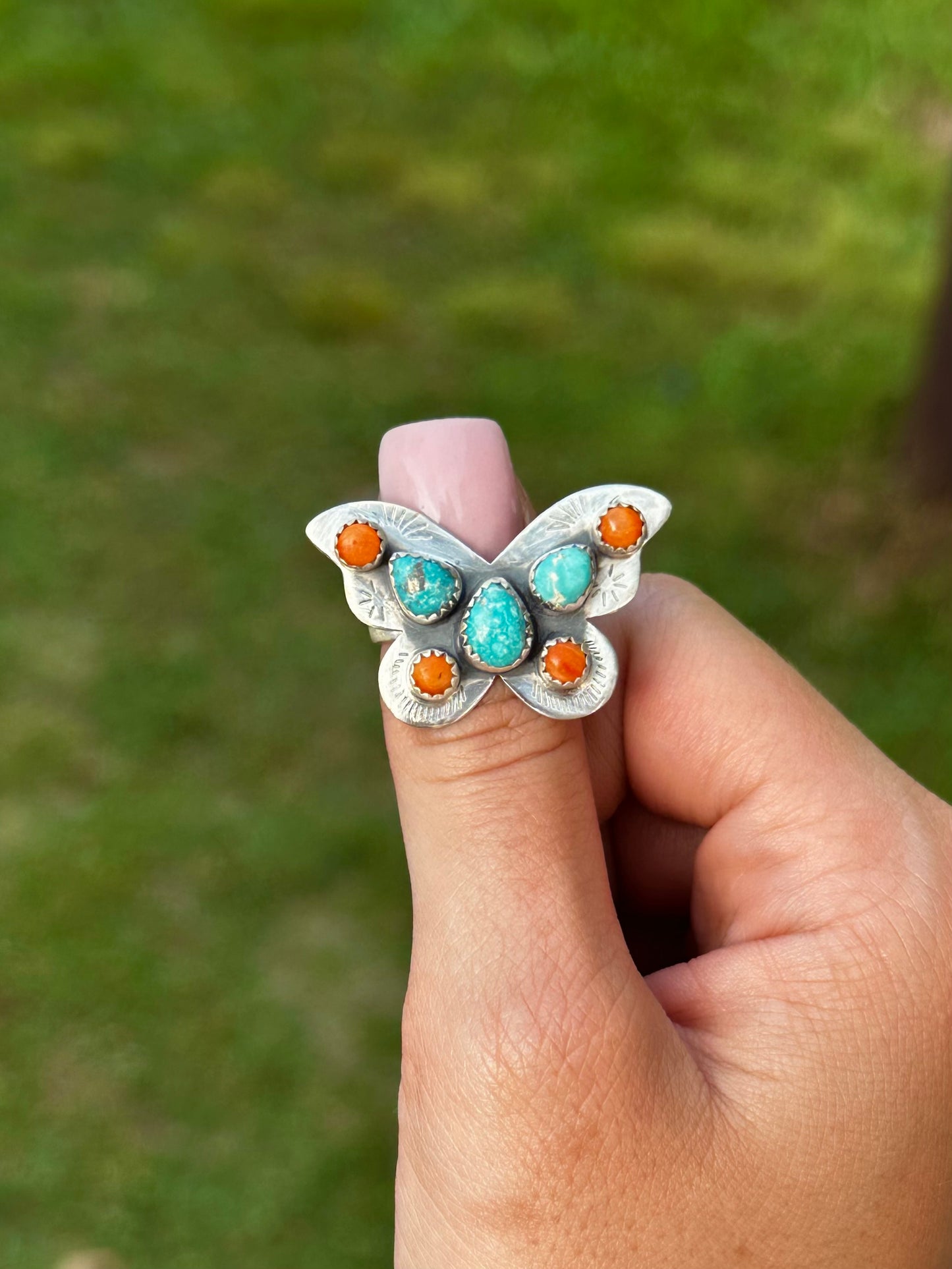 Adjustable multistone butterfly ring